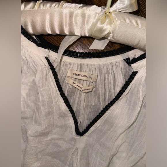 White V-Neck Women's‎ Top - Picture 4 of 10